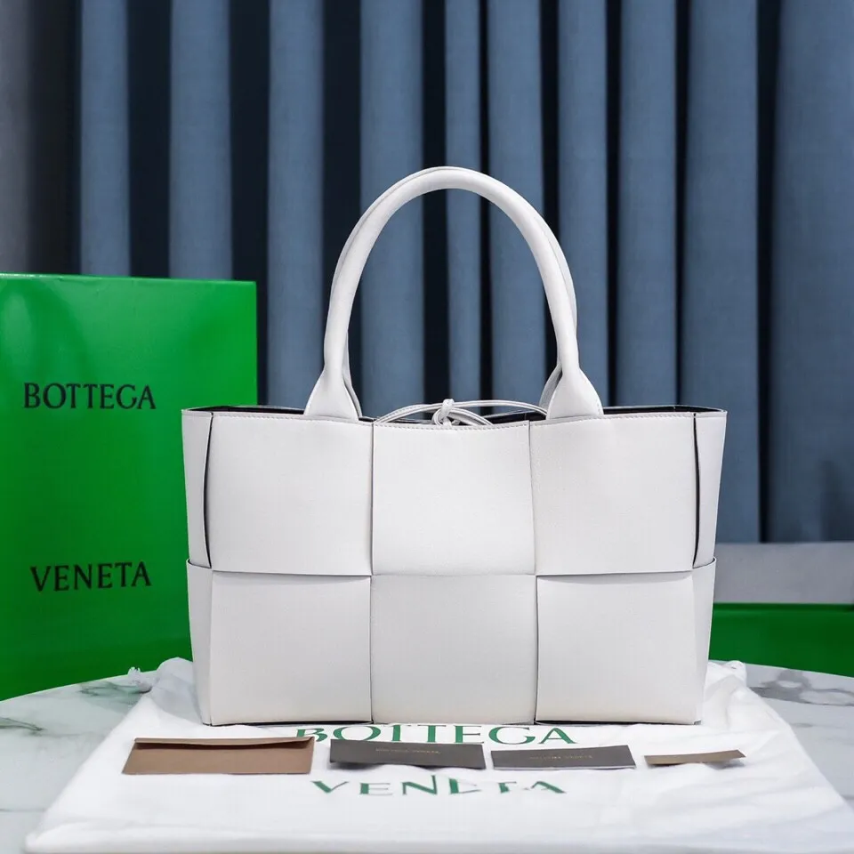 Batch 1860 BottegaVeneta# 🧷Early autumn SLIP tote handbag, the oversized woven design really makes it a huge gap from ordinary tote bags🔗🔗Different color combinations for the inner and outer layers ⛓Daniel Lee leads the brand gene to continue to evolve with fresh inspiration🧬🧬 Showing the balance between luxury and reality👉Sheepskin Size 36*24*12【9892#】